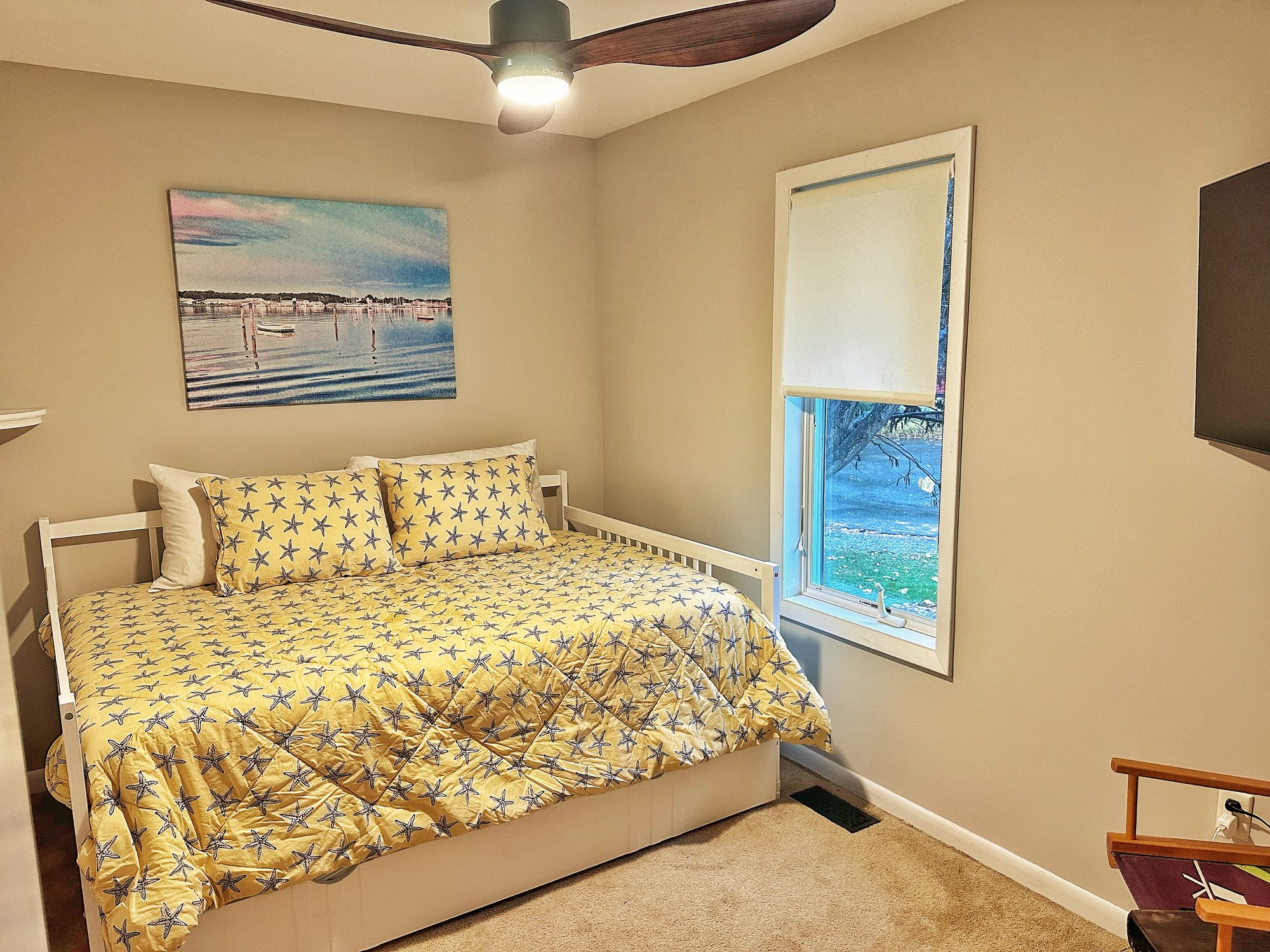 Bedroom 3 yellow starfish daybed with trundle